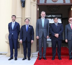 Don Felipe junto al Presidente de la República de Costa Rica, Su Excelencia Carlos Alvarado y las delegaciones de España y Costa Rica